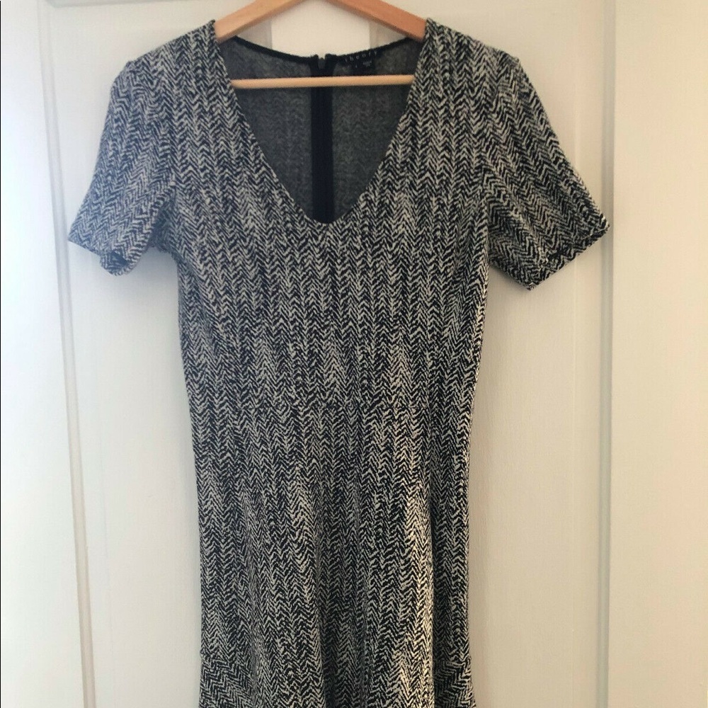 Theory - black & white Nikay V Parcel dress-size 4